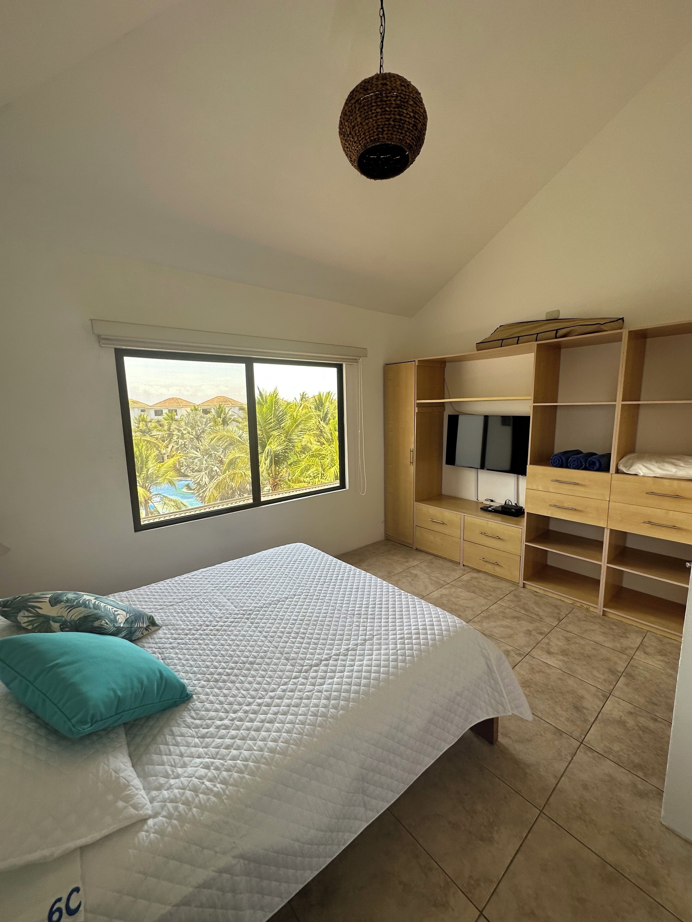 3 bedrooms, travel crib, WiFi (free), bed sheets