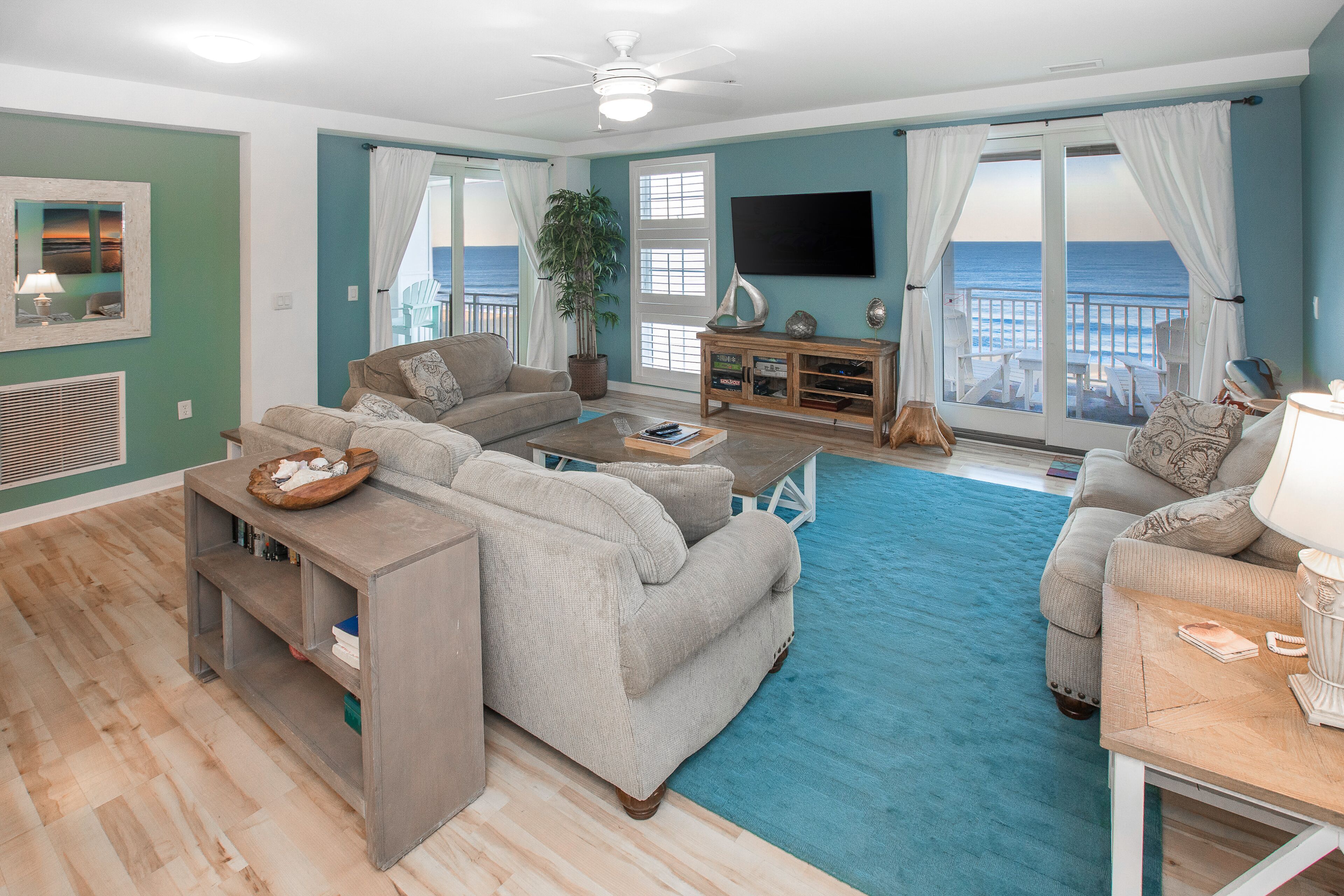 Oceanfront penthouse with 3 balconies, sunrise views, 3 pools & 2 gyms