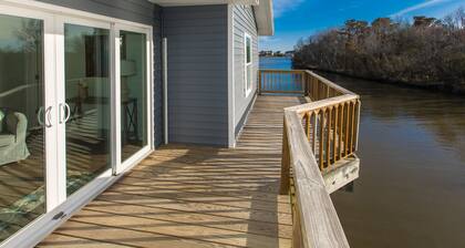 Waterfront home on a bay canal with private pool, foosball, Ping-Pong, fast WiFi