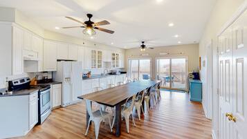 Kylskåp, mikrovågsugn, ugn och spishäll