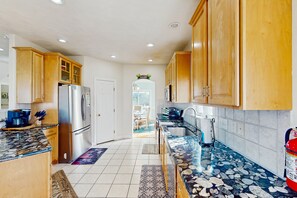 ثلاجة، ميكروويف، فرن، موقد طهي مسطح