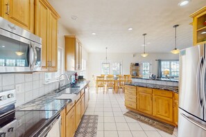 Refrigerador, microondas, horno y parrilla de estufa 