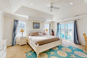 6 عدّة غرف نوم وخدمة الإنترنت وملاءات أسرّة