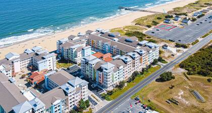 1st-floor condo with balcony, W/D, outdoor pool, gym & grills