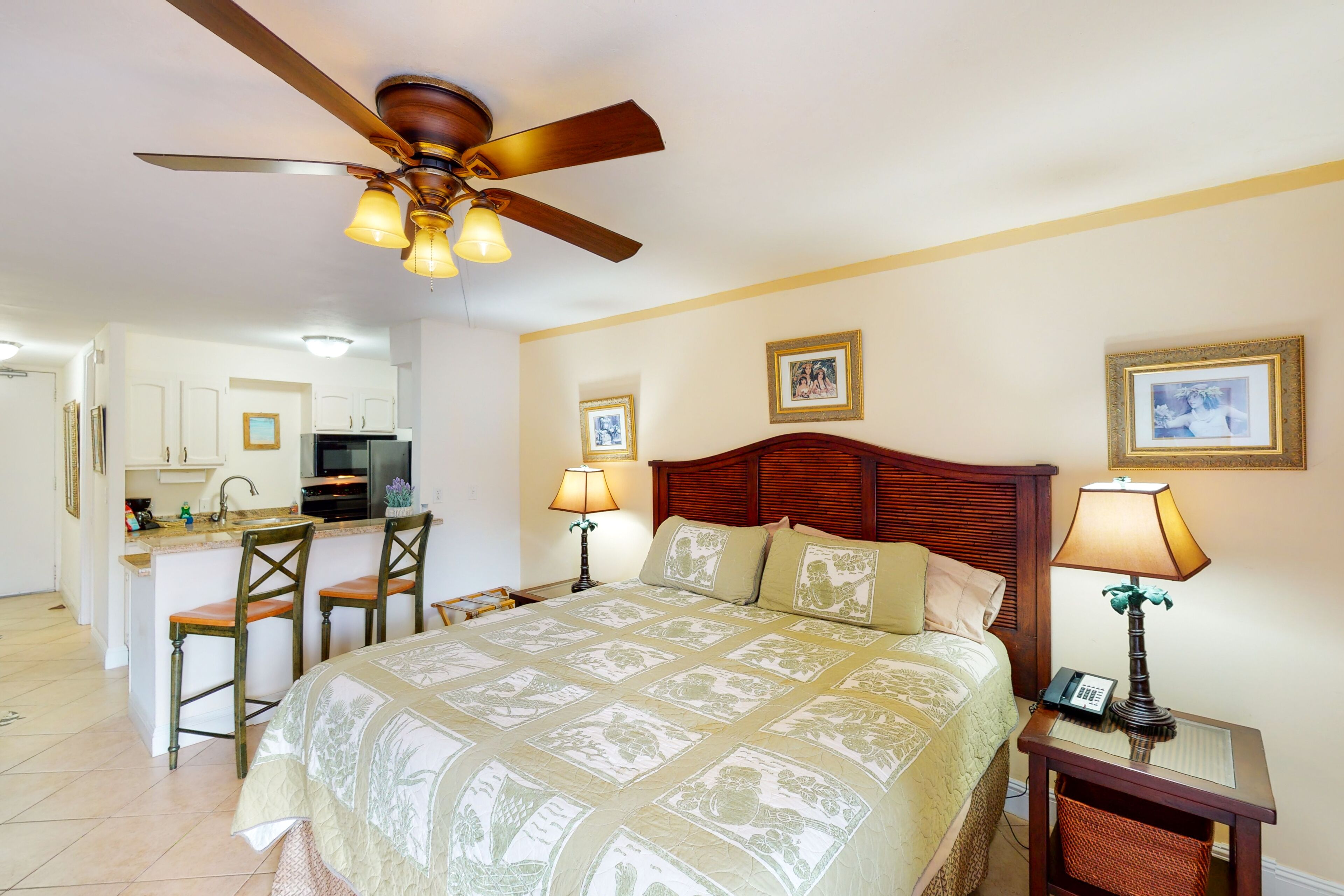 Mountain View Studio w/ Lanai & Shared Pool/Hot Tub - Steps to Beach & Front St.