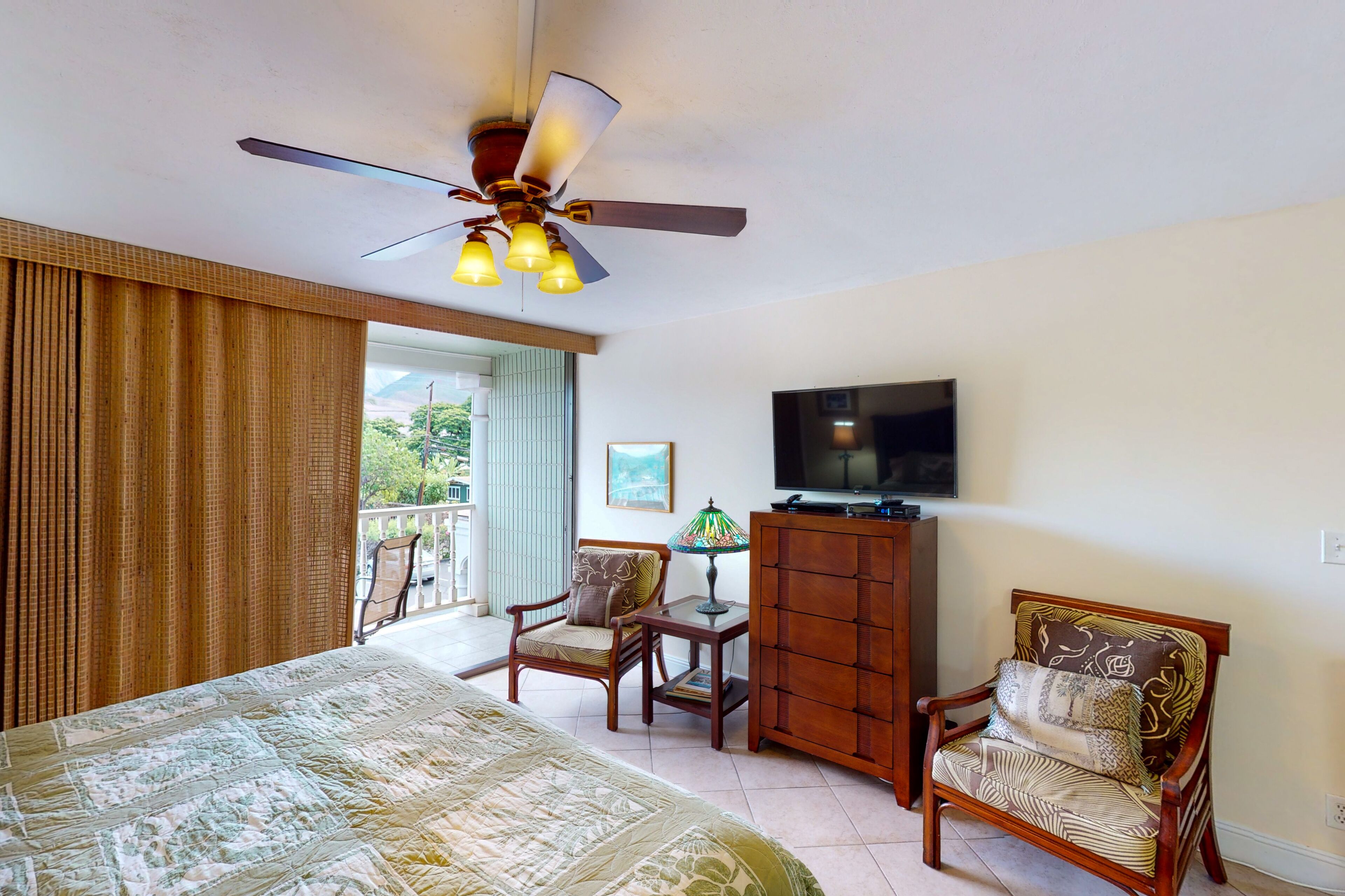 Mountain View Studio w/ Lanai & Shared Pool/Hot Tub - Steps to Beach & Front St.