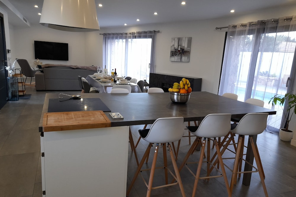 Modern villa, hot tub, 5 minutes from the beach!