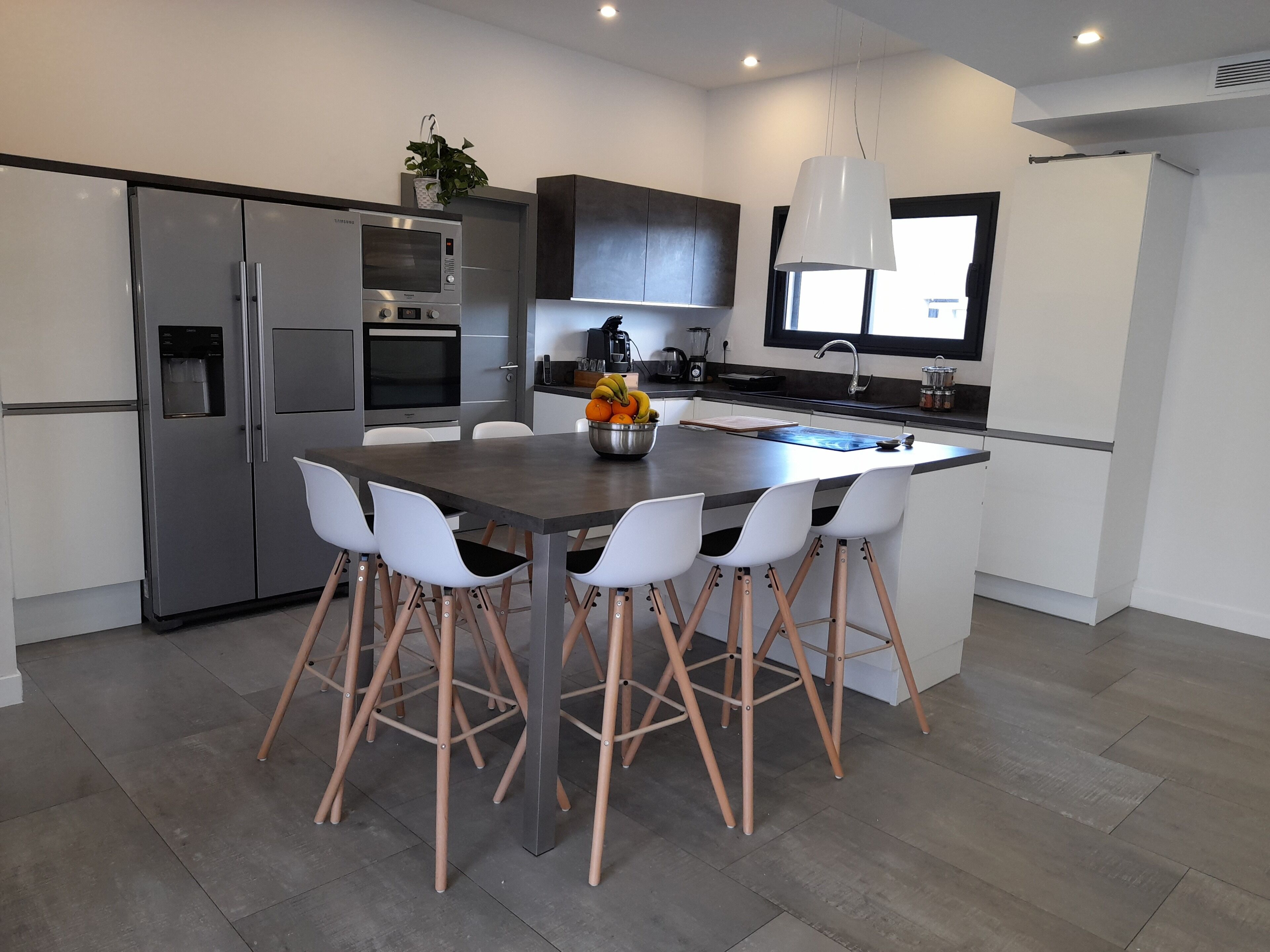 Modern villa, hot tub, 5 minutes from the beach!