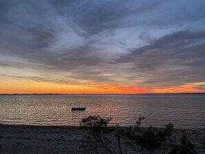 På stranden