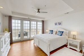 3 bedrooms, iron/ironing board, travel cot, WiFi - Oceanfront condo with gorgeous views, fast WiFi, washer/dryer, on-site pool/gym (Virginia Beach)