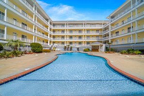 Pool - Oceanfront condo with gorgeous views, fast WiFi, washer/dryer, on-site pool/gym (Virginia Beach)