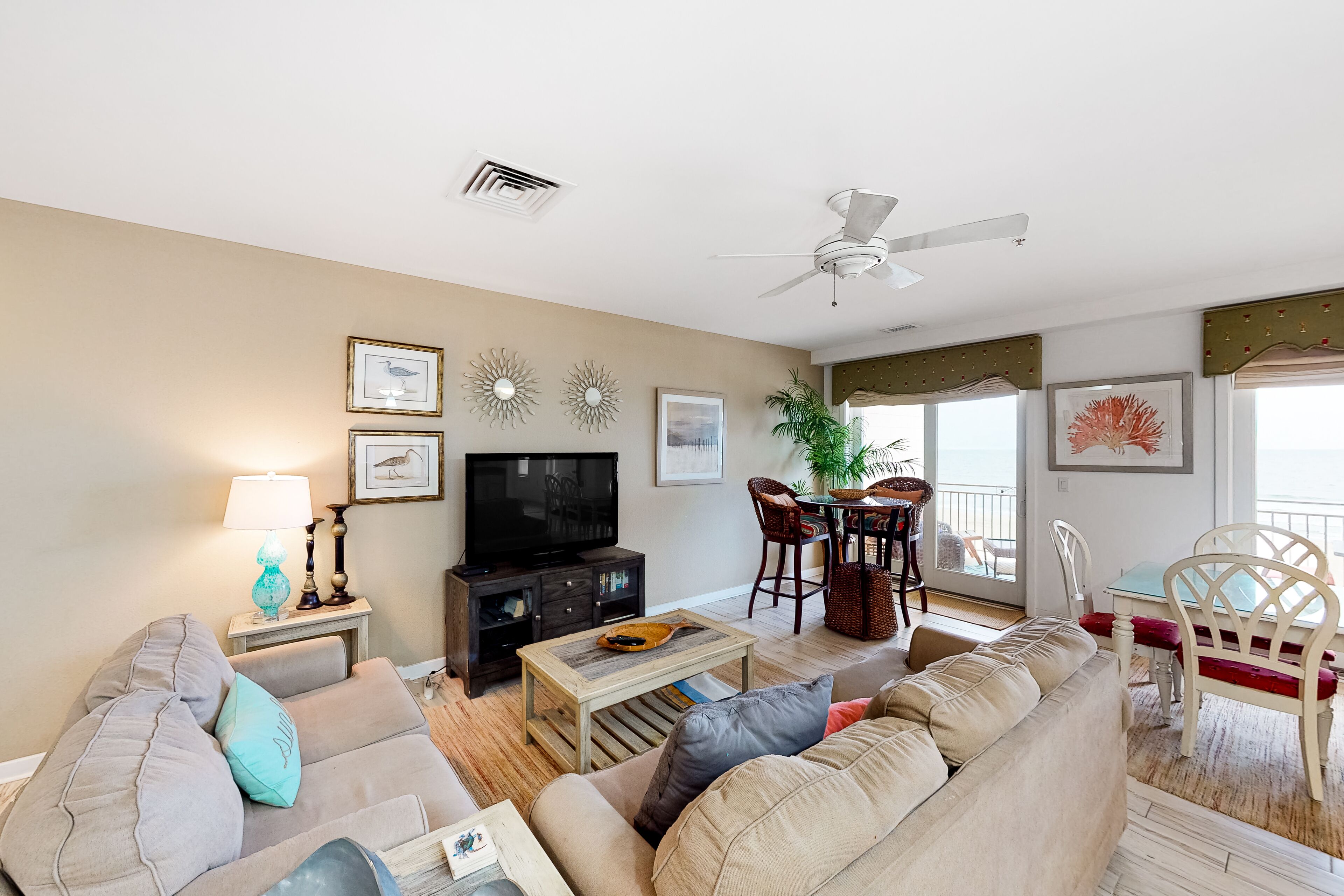 Beachfront luxury condo with private balcony, W/D, outdoor pool, gym & AC