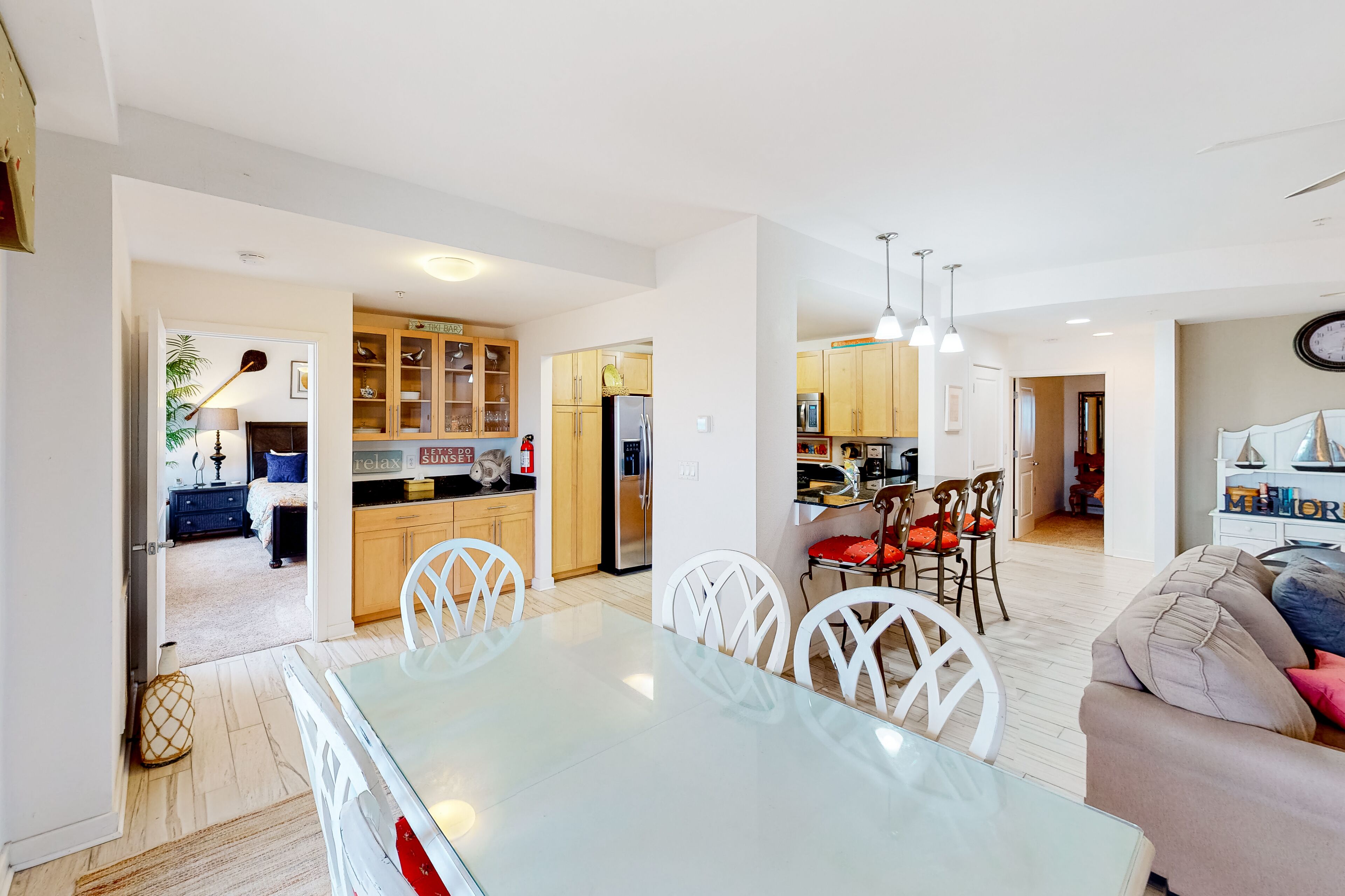 Beachfront luxury condo with private balcony, W/D, outdoor pool, gym & AC