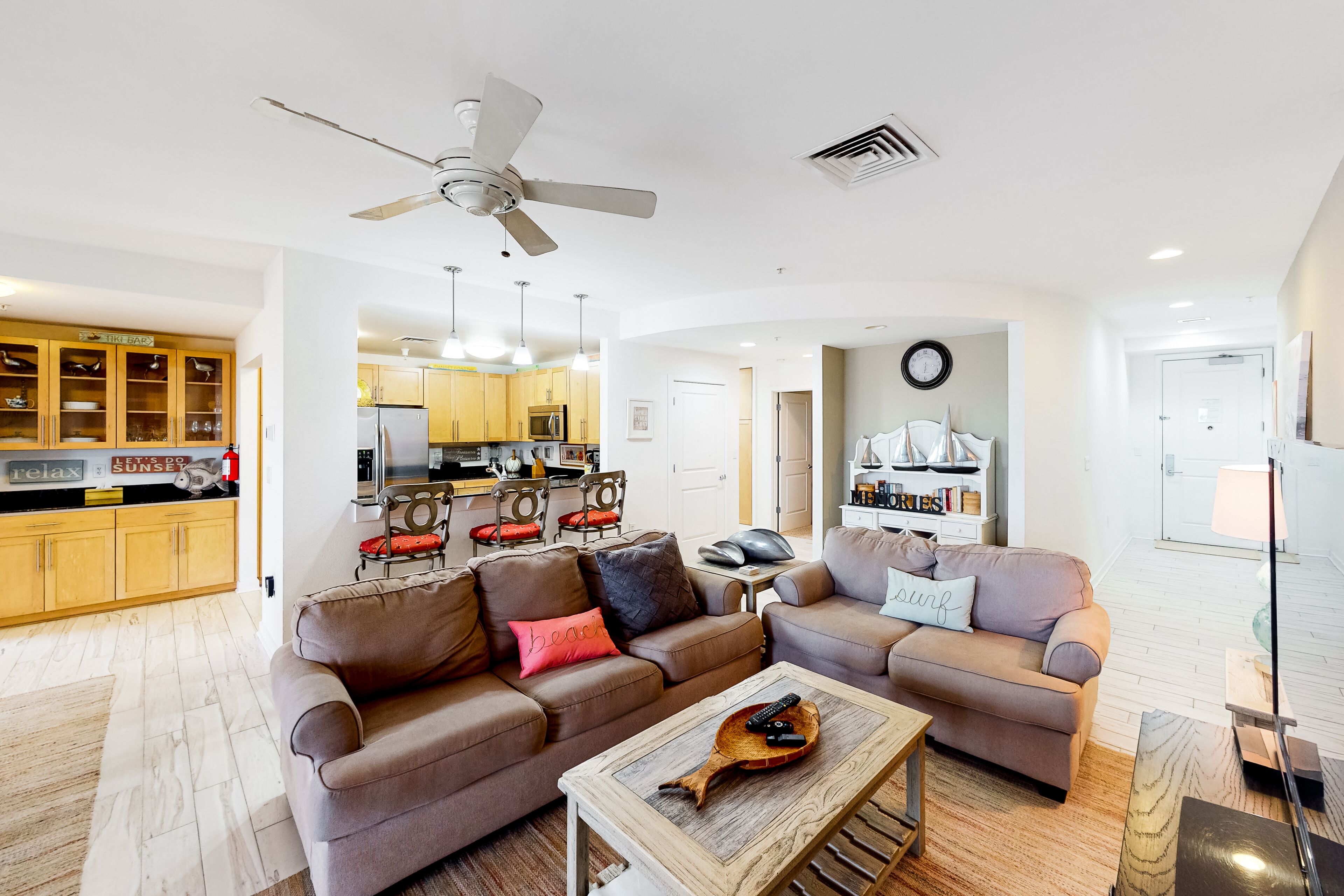 Beachfront luxury condo with private balcony, W/D, outdoor pool, gym & AC