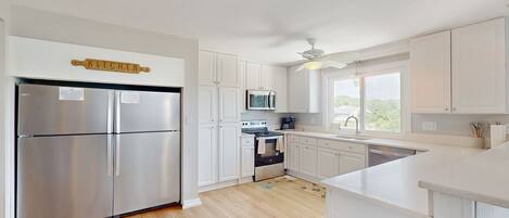 Réfrigérateur, micro-ondes, four, plaque de cuisson