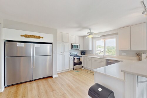 Fantastic home with private pool, hot tub, Ping-Pong, billiards & fast WiFi