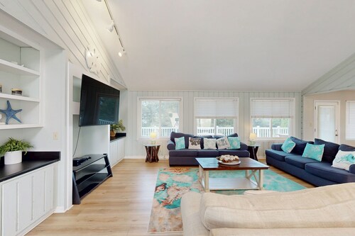 Fantastic home with private pool, hot tub, Ping-Pong, billiards & fast WiFi