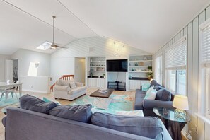 Televisio, DVD-soitin, pöytätennispöytä