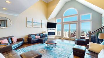 Una televisión, una chimenea