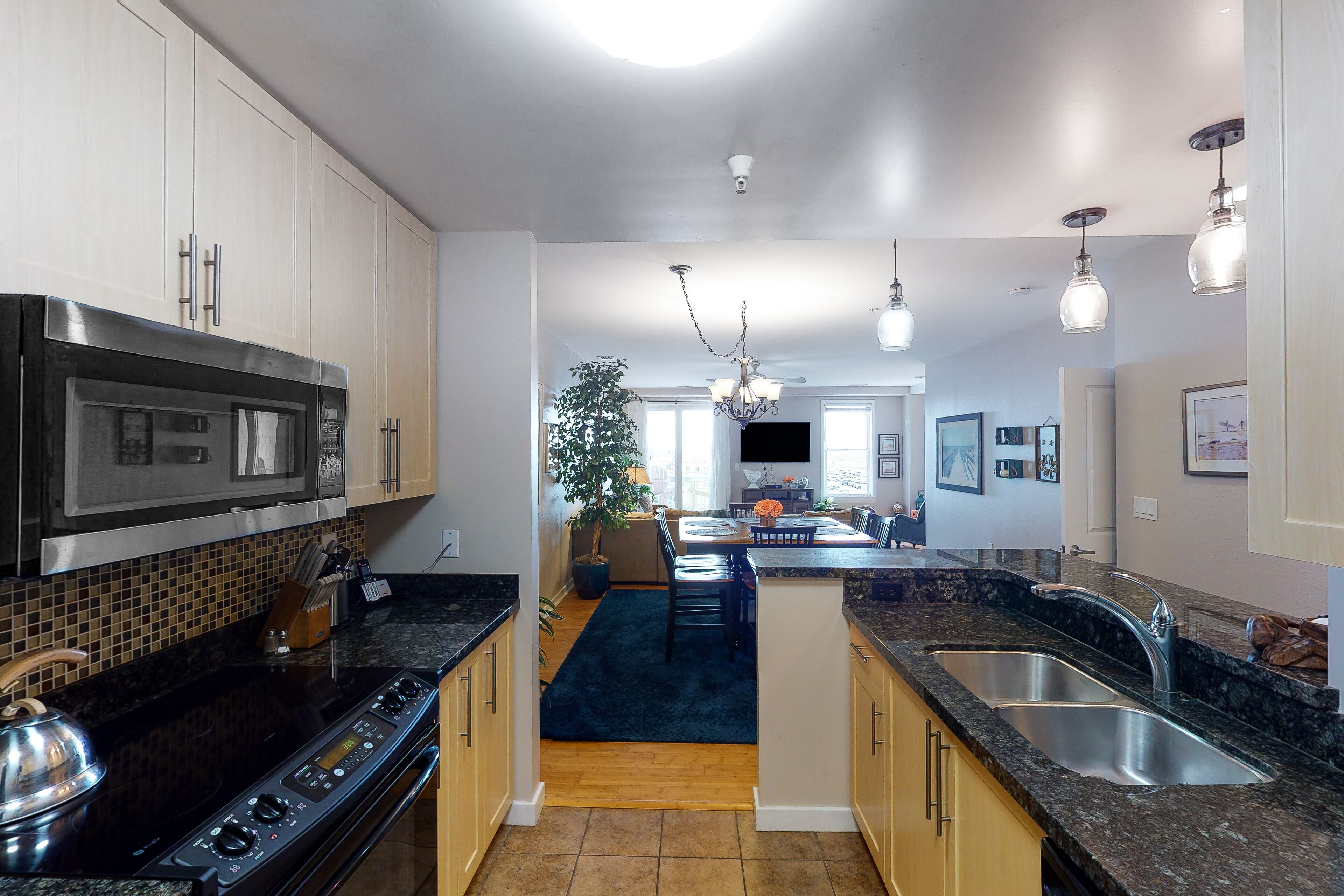 Great condo with 2 balconies, excellent ocean & bay views, 3 on-site pools & gym