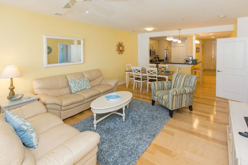 Bright 3rd-floor courtyard condo with private balcony, on-site pools, gym & AC