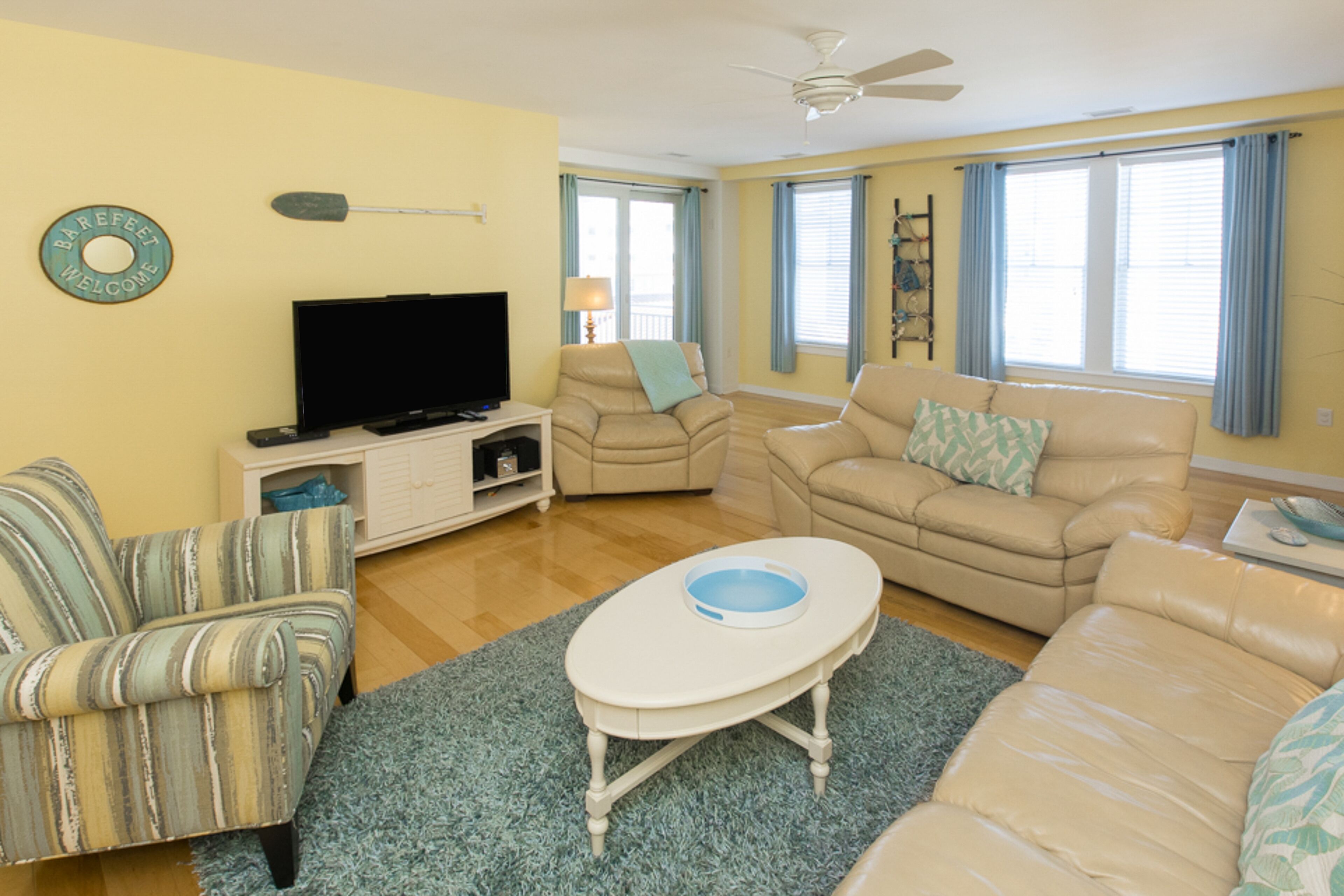 Bright 3rd-floor courtyard condo with private balcony, on-site pools, gym & AC