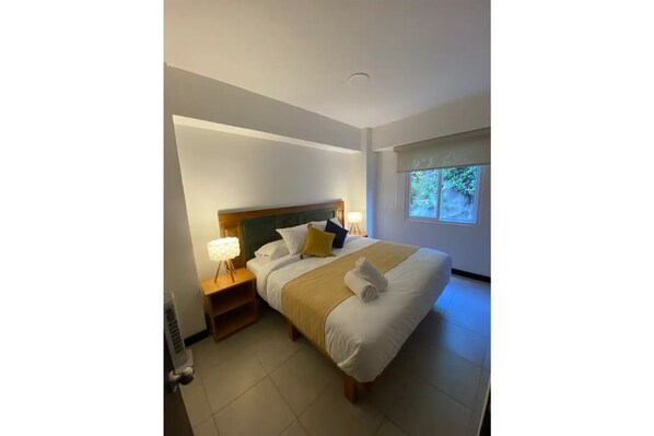 3 habitaciones, tabla de planchar con plancha, wifi y ropa de cama 