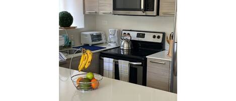 Mikrobølgeovn, kaffetrakter/tekoker og kjøkkenutstyr