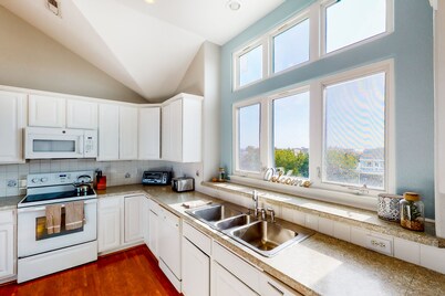 Inviting oceanfront home with amazing views, private pool & deck