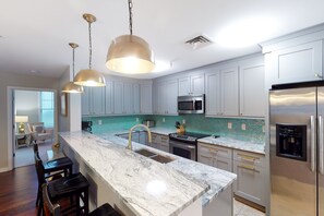 Fridge, microwave, oven, stovetop - Bayside condo on the 1st floor with great views, balcony, pool & gym (Virginia Beach)