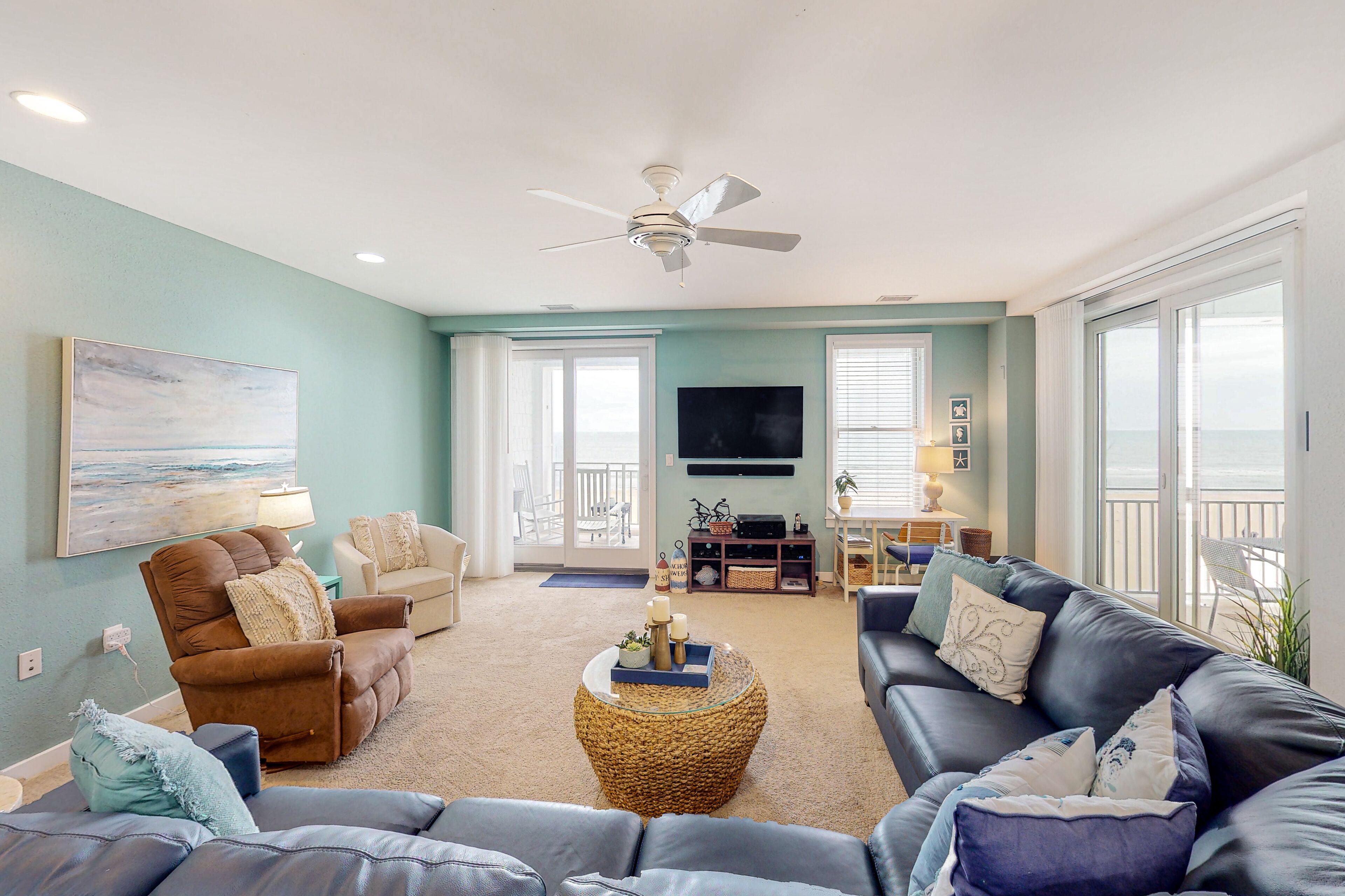 Inviting & well-equipped beachfront condo with private balcony, 3 pools, gym & AC