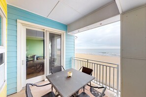 Outdoor dining - Inviting & well-equipped beachfront condo with balcony, 3 pools, gym & AC (Virginia Beach)