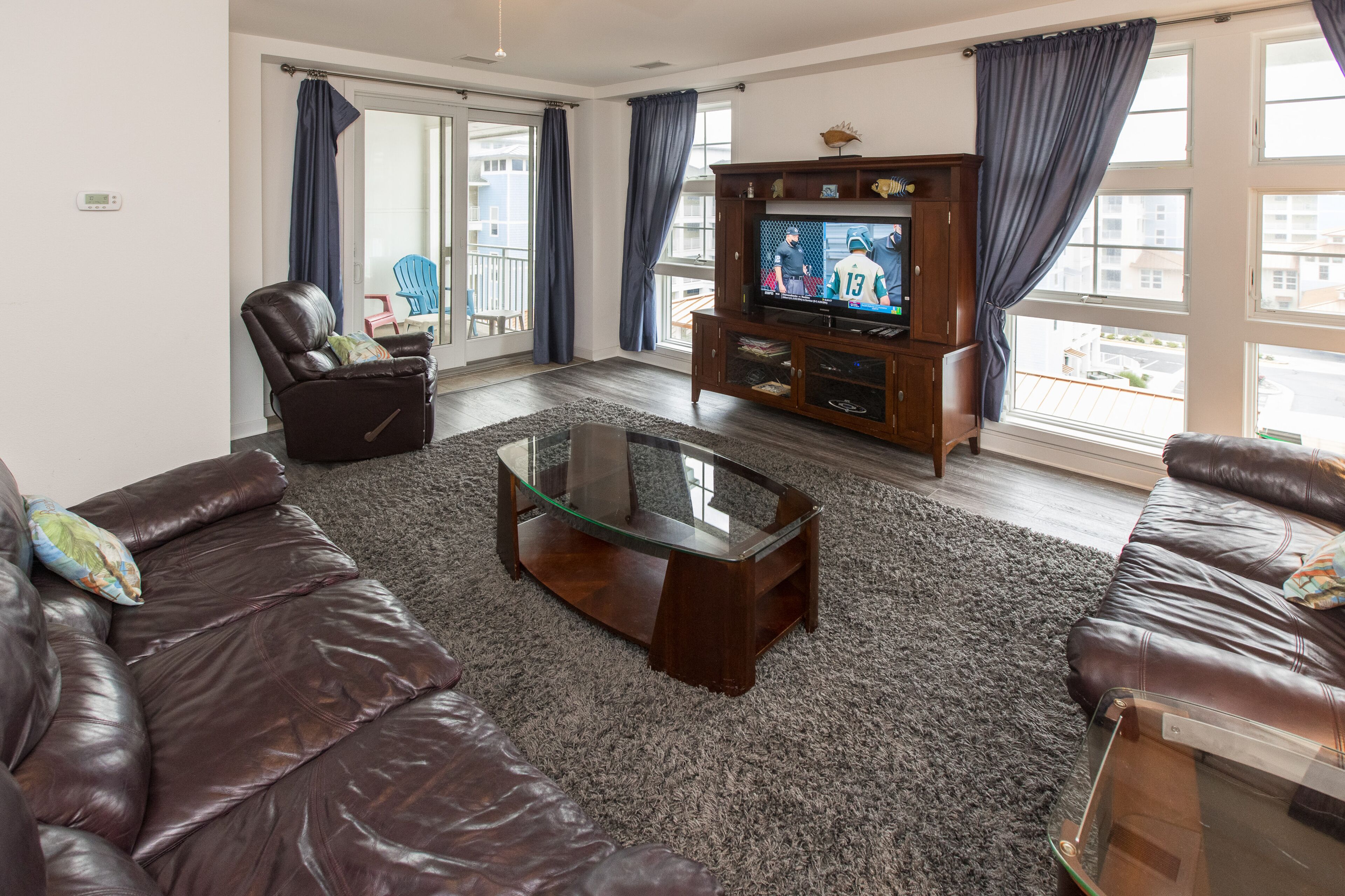 Courtyard condo with pool table, air hockey, WiFi, 3 pools & 2 fitness centers