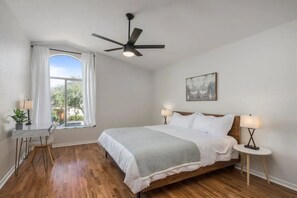 4 chambres, bureau, fer et planche à repasser, lit parapluie