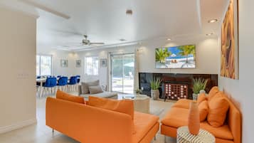 Smart-tv, een open haard, tafelvoetbal en een tafeltennistafel