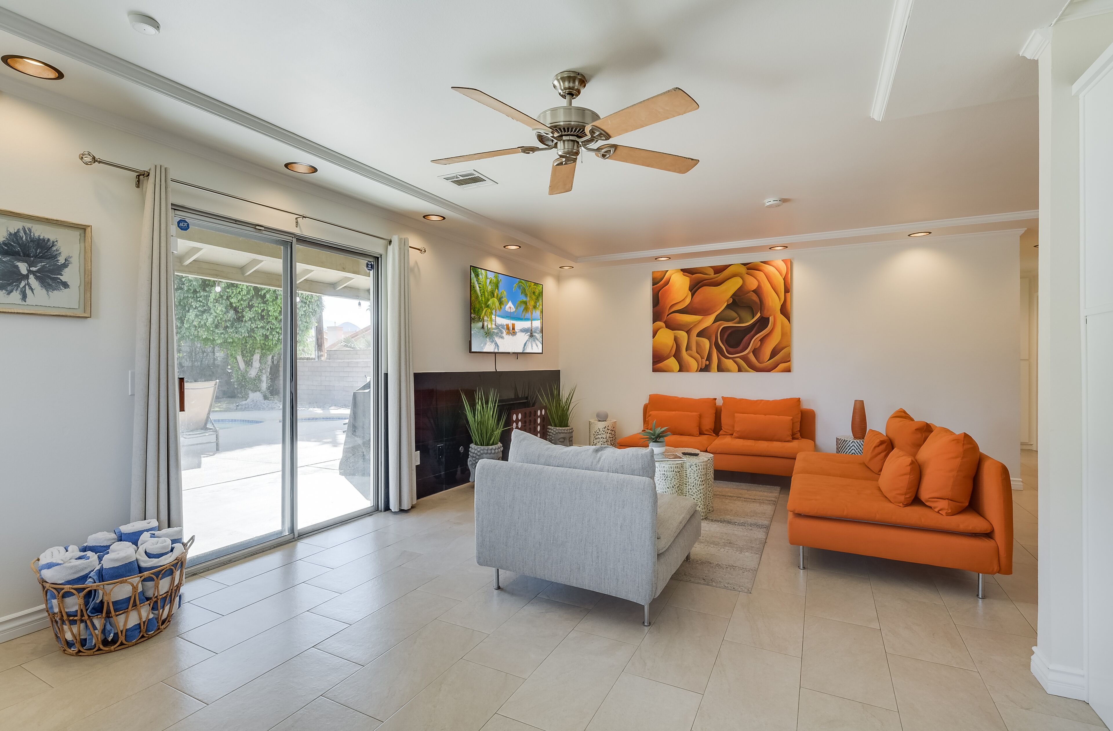 スマートテレビ、暖炉、テーブルサッカー台、卓球台