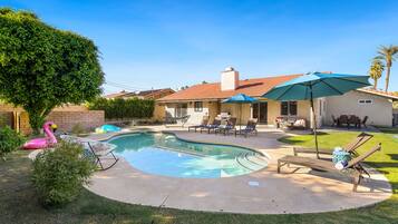 Alberca al aire libre y alberca climatizada