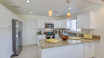 Een koelkast, een microgolfoven, een oven, een kookplaat