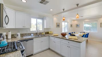 Een koelkast, een microgolfoven, een oven, een kookplaat