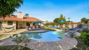 Alberca al aire libre y alberca climatizada