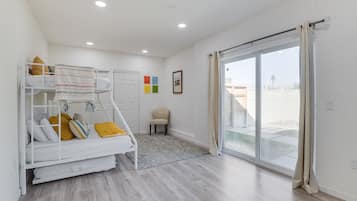 4 slaapkamers, een bureau, een strijkplank/strijkijzer, gratis wifi