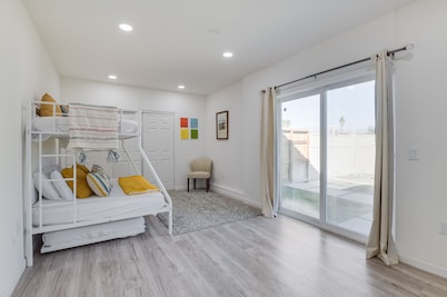 Cheerful villa with Pool, Spa, & Pickleball Court!