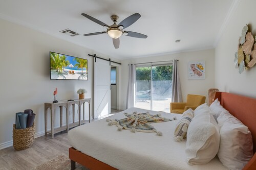 Cheerful villa with Pool, Spa, & Pickleball Court!