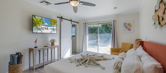 Cheerful villa with Pool, Spa, & Pickleball Court!