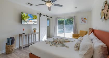 Cheerful villa with Pool, Spa, & Pickleball Court!