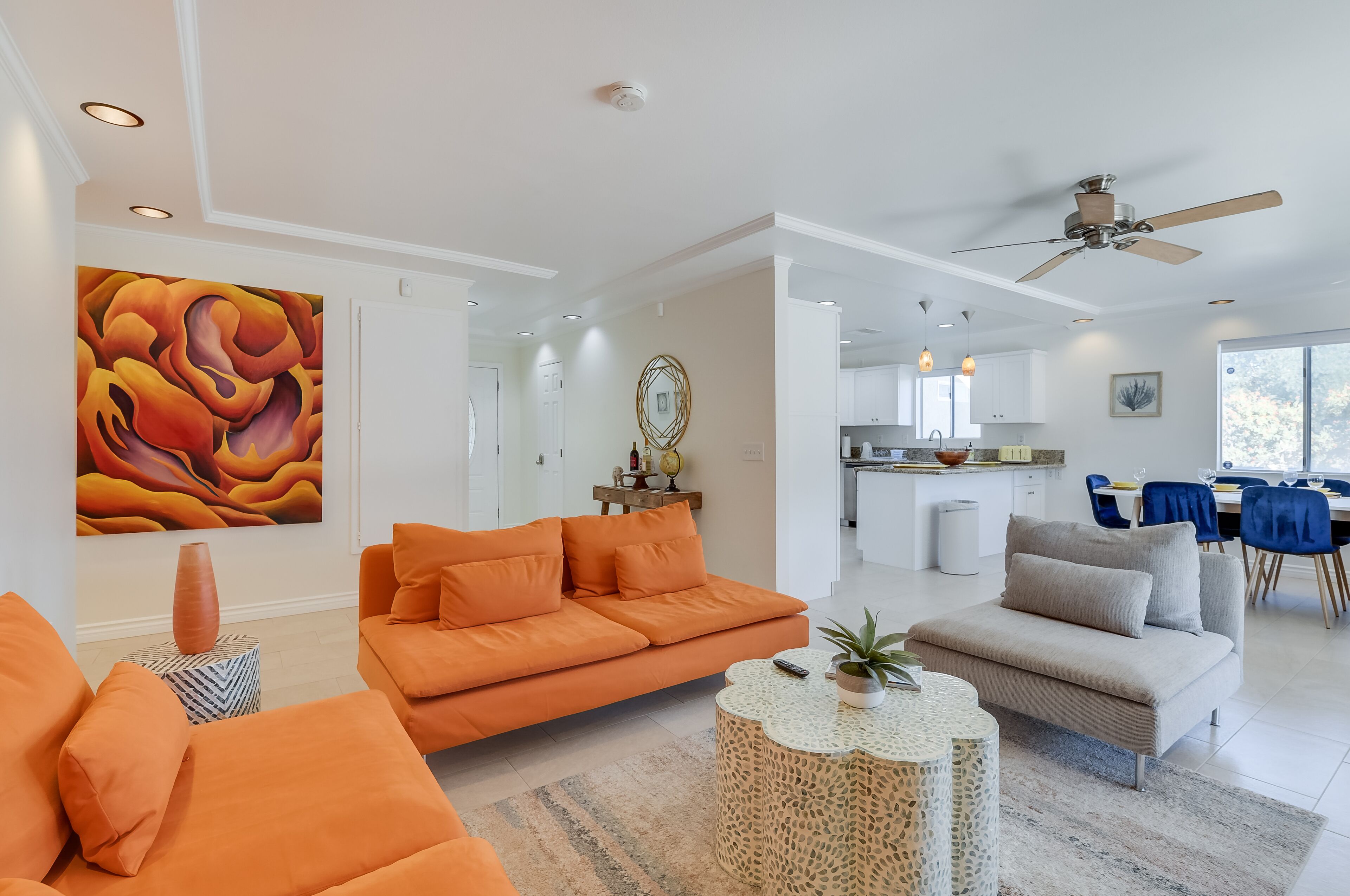 Smart-tv, eldstad, bordsfotboll och ett bordtennisbord