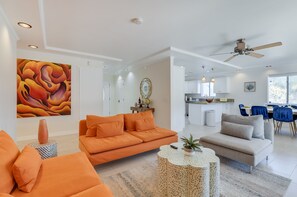 Smart TV, fireplace, foosball, table tennis - Cheerful villa with Pool, Spa, & Pickleball Court! (Bermuda Dunes)