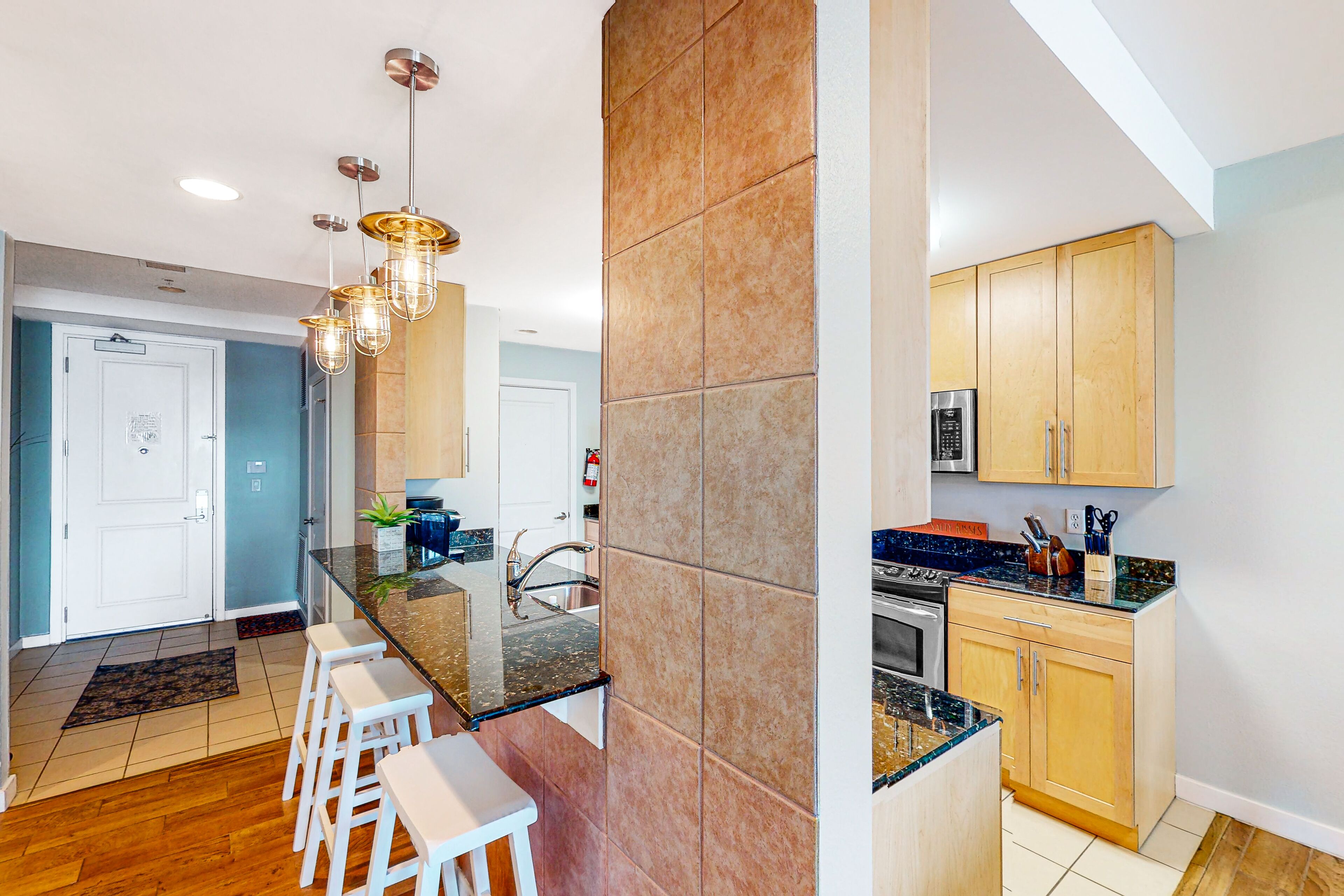 1st-floor condo near the beach with balcony, gas grills, outdoor pool & gym