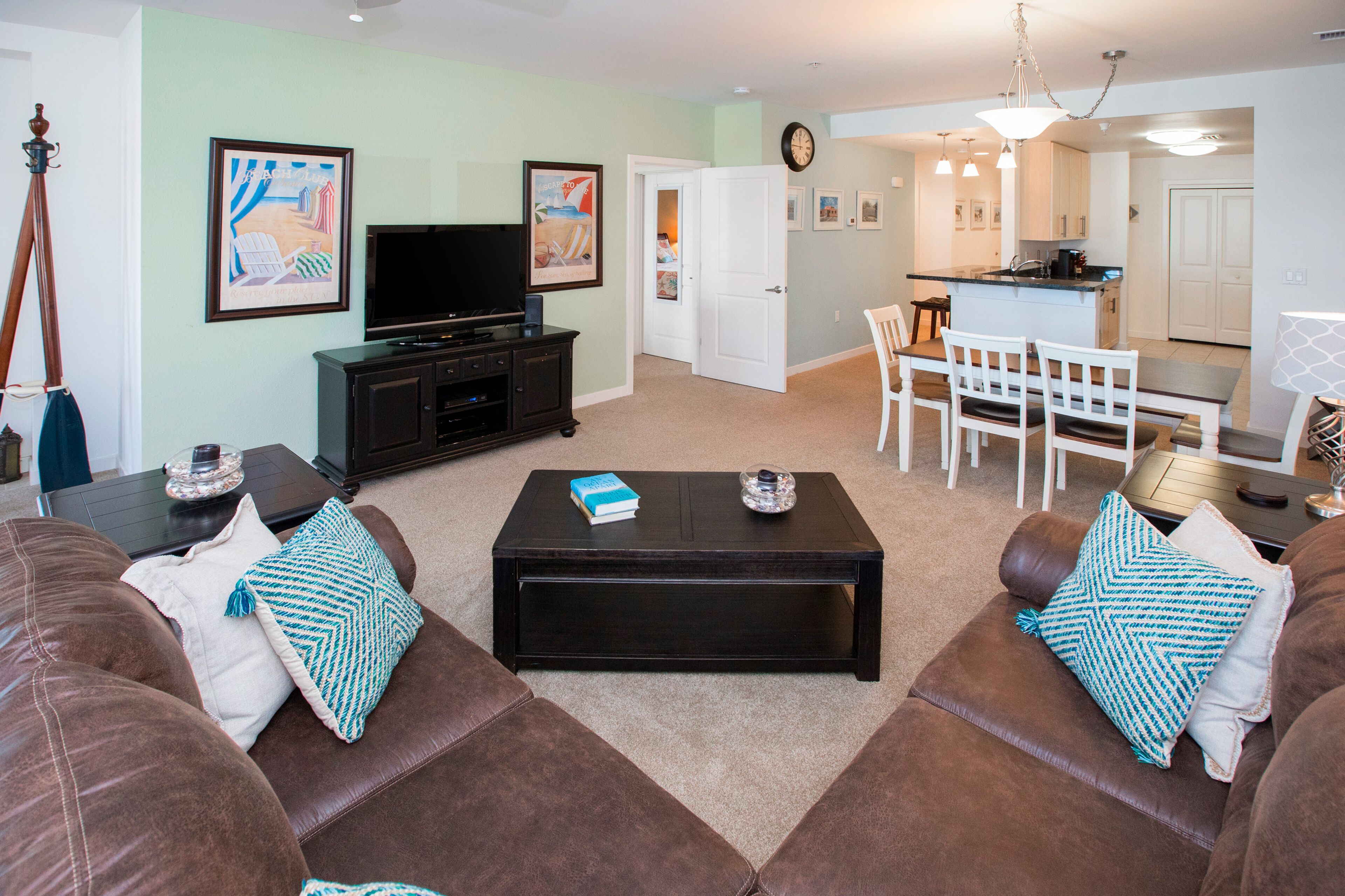 Courtyard condo near the ocean with private W/D, on-site outdoor pool & gym