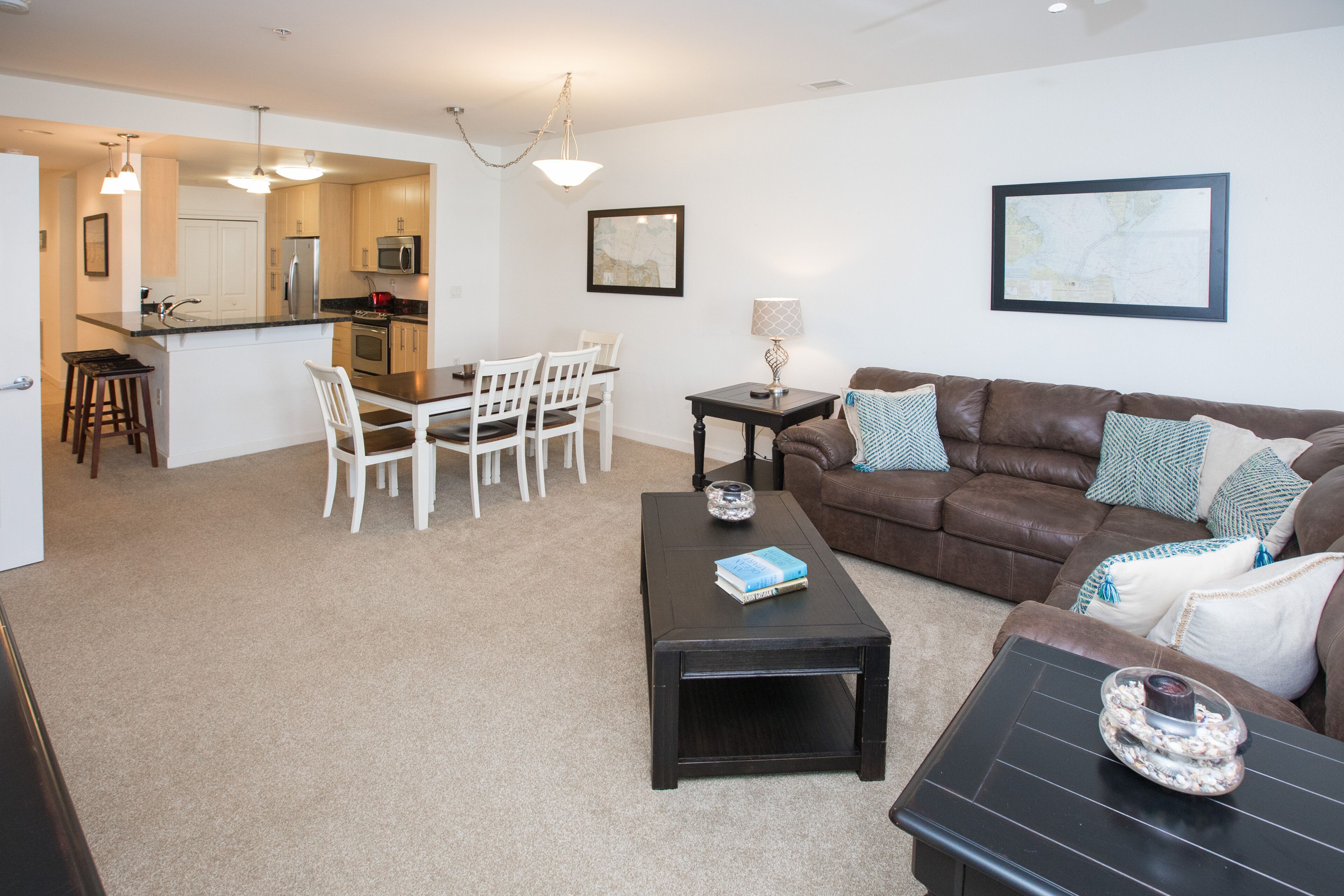 Courtyard condo near the ocean with private W/D, on-site outdoor pool & gym